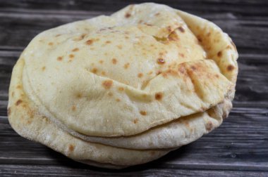 Buğday kepekli ve unlu geleneksel Mısır düz ekmeği, normal Aish Baladi veya son derece sıcak fırınlarda pişirilmiş Mısır ekmeği, buğday unu, maya, tuz ve su karışımının bir sonucudur.