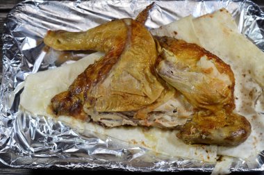 Arap mutfağı ızgara tavuk ızgara tavuk, ızgara tavuk ızgara makinesinde ızgara tavuk, tavuklar nemli, sulu ve un tortilla ve pita ekmeğiyle servis ediliyor.