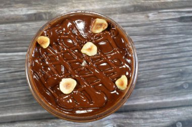 Çikolata kremalı, çikolata ezmeli, fındıklı ve katmanlı, krem şantili, çilekli, pastalı, tatlı, kremalı, kremalı yumuşak bir yemek.