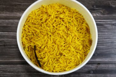 Sarı Basmati pilavı, Hindistan ve Pakistan 'da Hindistan' ın altkıtasından gelen uzun, ince taneli aromalı pirinç çeşididir.