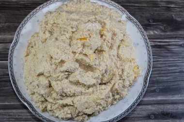 Kavrulmuş patlıcan, tahini, zeytinyağı, limon suyu, kimyon, kırmızı biber ve tuz, baba ganoush ve ekmekle yenen geleneksel Mısırlı Baba Ghanoush.