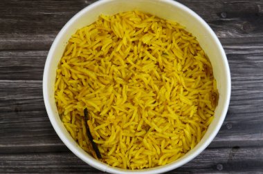 Sarı Basmati pilavı, Hindistan ve Pakistan 'da Hindistan' ın altkıtasından gelen uzun, ince taneli aromalı pirinç çeşididir.