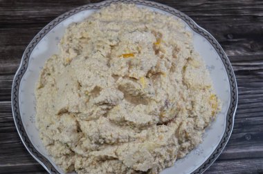 Kavrulmuş patlıcan, tahini, zeytinyağı, limon suyu, kimyon, kırmızı biber ve tuz, baba ganoush ve ekmekle yenen geleneksel Mısırlı Baba Ghanoush.