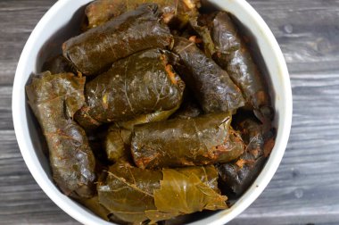 sarılmış üzüm yaprakları doldurulmuş Mısır Mahşisi ve içi beyaz pirinç, soğan, maydanoz, dereotu ve kişniş, Arap geleneksel Mahşer mutfağı