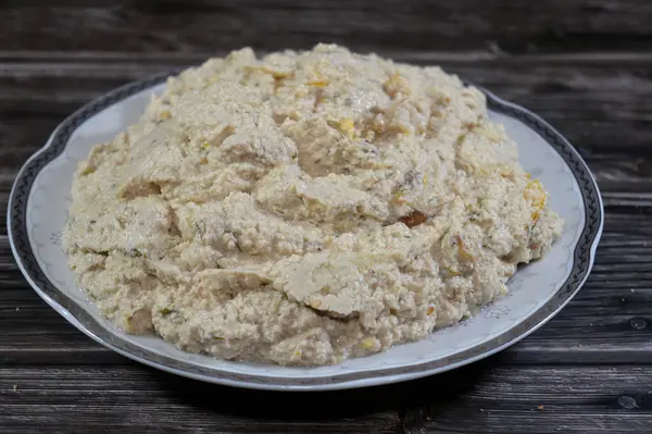 Kavrulmuş patlıcan, tahini, zeytinyağı, limon suyu, kimyon, kırmızı biber ve tuz, baba ganoush ve ekmekle yenen geleneksel Mısırlı Baba Ghanoush.