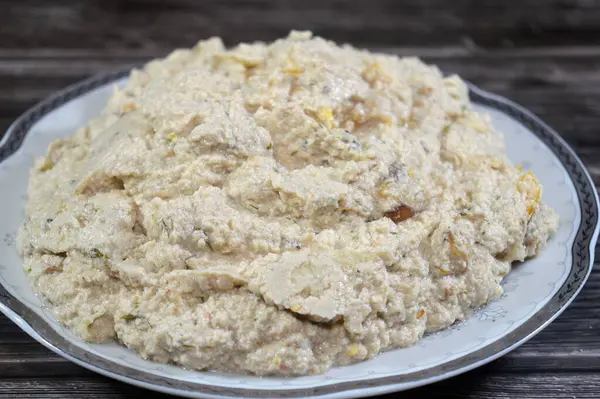 Kavrulmuş patlıcan, tahini, zeytinyağı, limon suyu, kimyon, kırmızı biber ve tuz, baba ganoush ve ekmekle yenen geleneksel Mısırlı Baba Ghanoush.