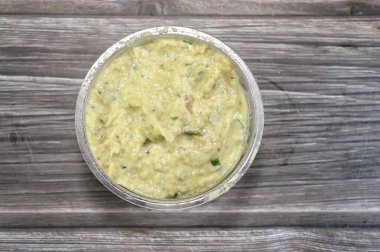 Kavrulmuş patlıcan, tahini, zeytinyağı, limon suyu, kimyon, kırmızı biber ve tuz, baba ganoush ve ekmekle yenen geleneksel Mısırlı Baba Ghanoush.