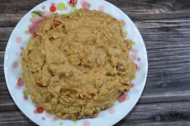 Mısır 'da kahvaltıda ezilmiş fasulye, sarı mercimek ve buğdayla pişirilen ana yemek olan turşulu safran limonlu Mısır fasulyesi, Ramazan' da Suhor 'un Fava fasulyesi ana yemeği.