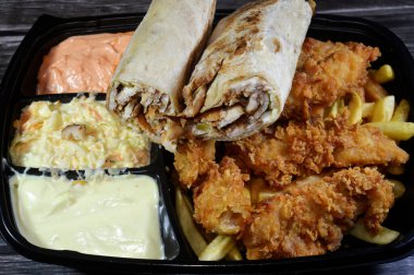 tavuklu shawerma veya shawarma tortilla dürümü tomeya ve kızarmış tavuk ve patates kızartması, baharatlı tomeya, lahana salatası, mayonez, baharatlı kızarmış tavuk soslu kızarmış tavuk menüsü