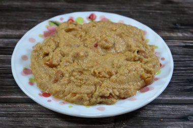 Mısır 'da kahvaltıda ezilmiş fasulye, sarı mercimek ve buğdayla pişirilen ana yemek olan turşulu safran limonlu Mısır fasulyesi, Ramazan' da Suhor 'un Fava fasulyesi ana yemeği.