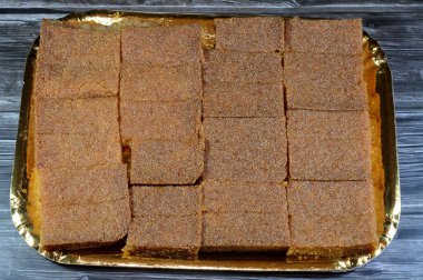 Üzerinde bal şekerli şurup bulunan basbosa ya da basbua, genellikle Ramazan ayında pişirilen ve Arap mutfağından tatlı, seçici bir odak noktası olan bir ortadoğu tatlısıdır.