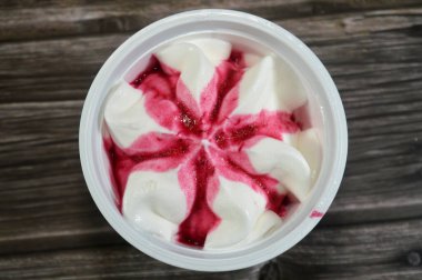 Vanilyalı çilekli dondurma, çilek soslu vanilyalı dondurma, dondurma genellikle şeker gibi tatlandırıcı ile tatlandırılmış süt veya kremadan yapılan donmuş bir tatlıdır.