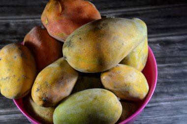 Mango, Mangifera indica tarafından üretilen ve kuzeybatı Myanmar, Bangladeş ve kuzeydoğu Hindistan arasında bulunan bir meyvedir.