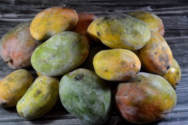 Mango, Mangifera indica tarafından üretilen ve kuzeybatı Myanmar, Bangladeş ve kuzeydoğu Hindistan arasında bulunan bir meyvedir.
