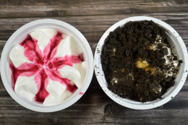 Kurabiye bisküvileri ve karamel, çilekli dondurma, çilek soslu vanilyalı dondurma, dondurma genellikle şeker gibi tatlandırıcı ile tatlandırılmış süt veya kremadan yapılan donmuş bir tatlıdır.