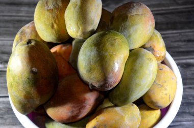 Mango, Mangifera indica tarafından üretilen ve kuzeybatı Myanmar, Bangladeş ve kuzeydoğu Hindistan arasında bulunan bir meyvedir.