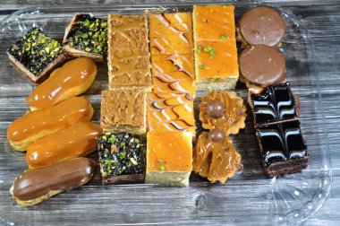 Farklı soslu çeşitli küçük Gateaux, Gateau ısırıkları, çeşitli pasta aromalı ve dolgulu, minyatür kekler, ekler, mili feille ve sünger kekten yapılmış küçük lokma büyüklüğünde pastalardır.