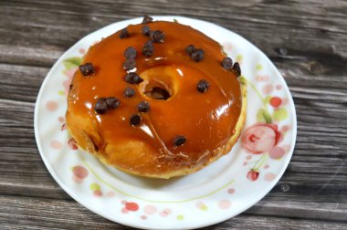 Karamelli jöleli çörek, jöleli, mayalı, Amerikan usulü yüzük donutu, bol yağda kızartılmış hamur hamurundan yapılmış.