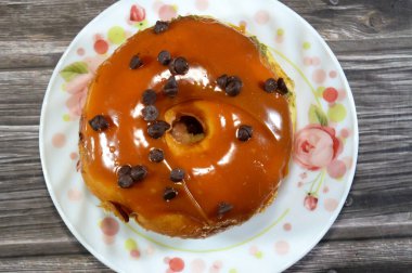 Karamelli jöleli çörek, jöleli, mayalı, Amerikan usulü yüzük donutu, bol yağda kızartılmış hamur hamurundan yapılmış.