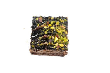 Küçük bir çikolatalı gateau kekinin üzerindeki şam fıstığı, Gateau ısırıkları çeşitli pasta aromalı ve dolgulu, minyatür kekler, ekler, milli feuille ve sünger kekten yapılmış küçük lokma büyüklüğünde pastalardır.