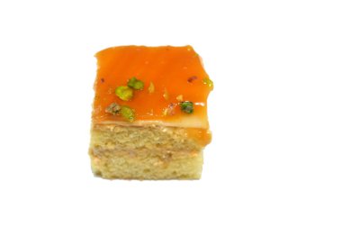 Küçük bir gateau 'nun üzerinde karamel bulunan şam fıstığı parçaları, çeşitli pasta aromalı ve dolgulu, minyatür kekler, ekmekler, mili feille ve sünger kekten yapılmış, küçük lokma büyüklüğünde pastalardır.