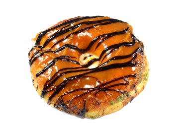 Karamelli jöle ve çikolatalı çörek, jöleli, mayalı, Amerikan usulü yüzük donutu, bol yağda kızartılmış hamur hamurundan yapılmış.