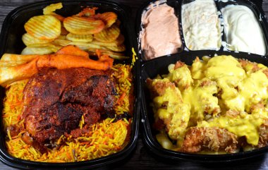 Kızarmış tavuk ve erimiş Çedar peyniri soslu patates kızartması ve renkli Basmati pilavlı ızgara ızgara tavuk ve Halep Arap Suriye mutfağı.