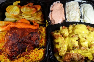 Kızarmış tavuk ve erimiş Çedar peyniri soslu patates kızartması ve renkli Basmati pilavlı ızgara ızgara tavuk ve Halep Arap Suriye mutfağı.