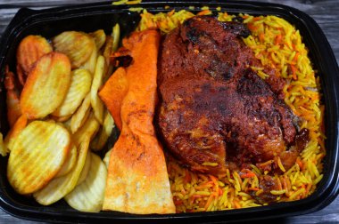 Halep Arap Suriye mutfağı ızgara ızgara tavuk rengarenk Basmati pilavı, tavuk ızgara makinesinde ızgara yapılmış tavuk Suriye tarifi ile yapılan tavuklar, nemli, sulu