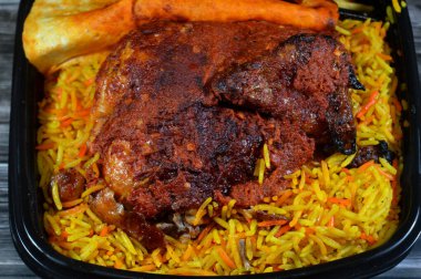 Halep Arap Suriye mutfağı ızgara ızgara tavuk rengarenk Basmati pilavı, tavuk ızgara makinesinde ızgara yapılmış tavuk Suriye tarifi ile yapılan tavuklar, nemli, sulu