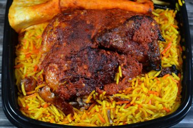 Halep Arap Suriye mutfağı ızgara ızgara tavuk rengarenk Basmati pilavı, tavuk ızgara makinesinde ızgara yapılmış tavuk Suriye tarifi ile yapılan tavuklar, nemli, sulu