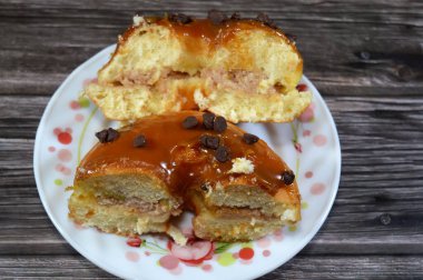 Karamelli jöleli çörek, jöleli, mayalı, Amerikan usulü yüzük donutu, bol yağda kızartılmış hamur hamurundan yapılmış.