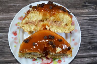 Karamelli jöleli çörek, jöleli, mayalı, Amerikan usulü yüzük donutu, bol yağda kızartılmış hamur hamurundan yapılmış.