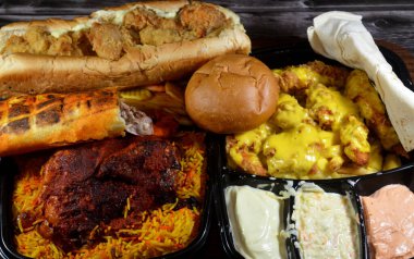 Fast food tavuk yemeği kızarmış tavuk ve patates kızartması, erimiş çedar, Halep Arap Suriye makinesi ızgara tavuk, Basmati pilavı, tavuk tortilla dürümü ve sandviç ekmeği.