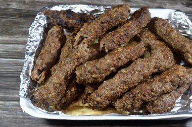 Kufta Ortadoğu Arap mutfağı geleneksel yemek bifteği Kofta, kebap ve tarb kofta şiş kıyma, Arap usulü ızgara ızgara et, Mısır Aish pide ekmeği.