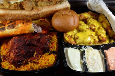 Fast food tavuk yemeği kızarmış tavuk ve patates kızartması, erimiş çedar, Halep Arap Suriye makinesi ızgara tavuk, Basmati pilavı, tavuk tortilla dürümü ve sandviç ekmeği.