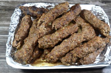 Kufta Ortadoğu Arap mutfağı geleneksel yemek bifteği Kofta, kebap ve tarb kofta şiş kıyma, Arap usulü ızgara ızgara et, Mısır Aish pide ekmeği.