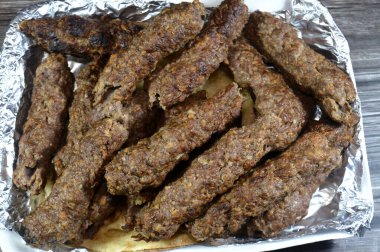 Kufta Ortadoğu Arap mutfağı geleneksel yemek bifteği Kofta, kebap ve tarb kofta şiş kıyma, Arap usulü ızgara ızgara et, Mısır Aish pide ekmeği.