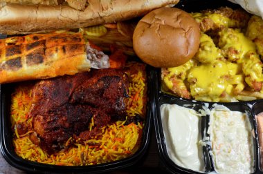 Fast food tavuk yemeği kızarmış tavuk ve patates kızartması, erimiş çedar, Halep Arap Suriye makinesi ızgara tavuk, Basmati pilavı, tavuk tortilla dürümü ve sandviç ekmeği.