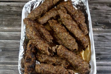 Kufta Ortadoğu Arap mutfağı geleneksel yemek bifteği Kofta, kebap ve tarb kofta şiş kıyma, Arap usulü ızgara ızgara et, Mısır Aish pide ekmeği.