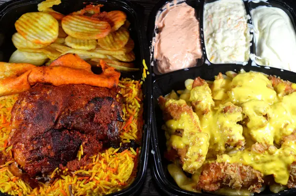 Kızarmış tavuk ve erimiş Çedar peyniri soslu patates kızartması ve renkli Basmati pilavlı ızgara ızgara tavuk ve Halep Arap Suriye mutfağı.