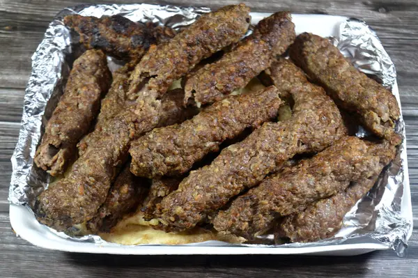 Kufta Ortadoğu Arap mutfağı geleneksel yemek bifteği Kofta, kebap ve tarb kofta şiş kıyma, Arap usulü ızgara ızgara et, Mısır Aish pide ekmeği.