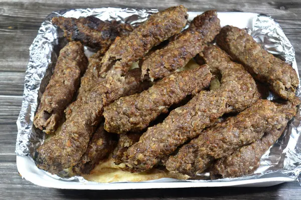 Kufta Ortadoğu Arap mutfağı geleneksel yemek bifteği Kofta, kebap ve tarb kofta şiş kıyma, Arap usulü ızgara ızgara et, Mısır Aish pide ekmeği.