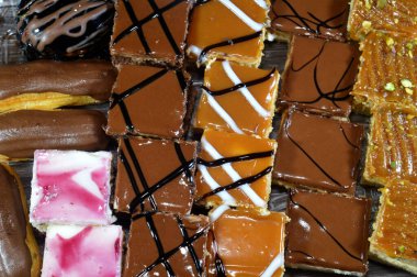 Farklı soslu çeşitli küçük Gateaux, Gateau ısırıkları, çeşitli pasta aromalı ve dolgulu, minyatür kekler, ekler, mili feille ve sünger kekten yapılmış küçük lokma büyüklüğünde pastalardır.