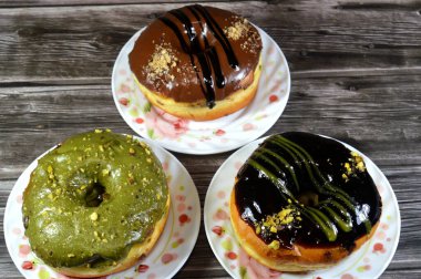 Çeşit çeşit şam fıstığı, koyu ve kahverengi çikolata, halka donutlu fındık, jöleli, mayalı, Amerikan usulü yüzük donutu, mayalanmış yağda kızartılmış hamurdan yapılan yiyecekler.