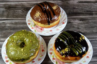 Çeşit çeşit şam fıstığı, koyu ve kahverengi çikolata, halka donutlu fındık, jöleli, mayalı, Amerikan usulü yüzük donutu, mayalanmış yağda kızartılmış hamurdan yapılan yiyecekler.