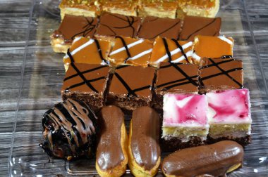 Farklı soslu çeşitli küçük Gateaux, Gateau ısırıkları, çeşitli pasta aromalı ve dolgulu, minyatür kekler, ekler, mili feille ve sünger kekten yapılmış küçük lokma büyüklüğünde pastalardır.