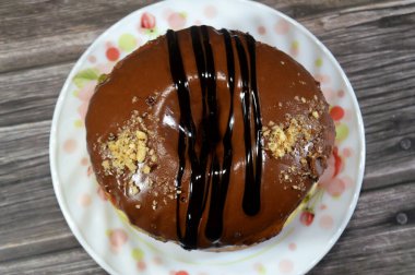 Çikolata soslu, koyu çikolata soslu ve fındıklı çörekler, jöleli, mayalı, Amerikan usulü yüzük donutu, mayalanmış hamur tatlısı.