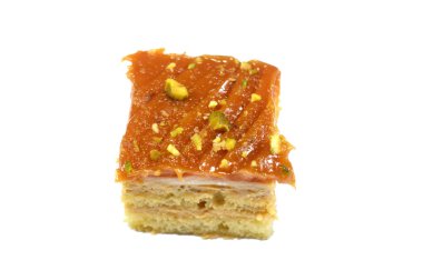 Küçük bir gateau 'nun üzerinde karamel bulunan şam fıstığı parçaları, çeşitli pasta aromalı ve dolgulu, minyatür kekler, ekmekler, mili feille ve sünger kekten yapılmış, küçük lokma büyüklüğünde pastalardır.