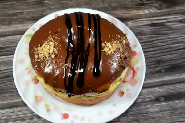Çikolata soslu, koyu çikolata soslu ve fındıklı çörekler, jöleli, mayalı, Amerikan usulü yüzük donutu, mayalanmış hamur tatlısı.